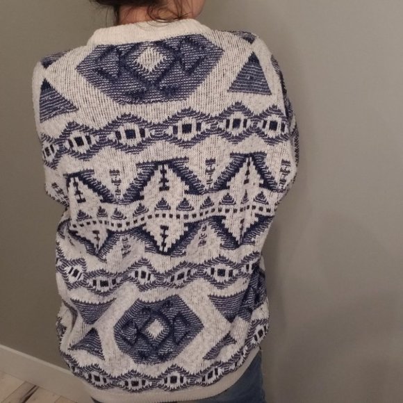 Vintage Blue and White Geometric Sweater - Picture 6 of 16